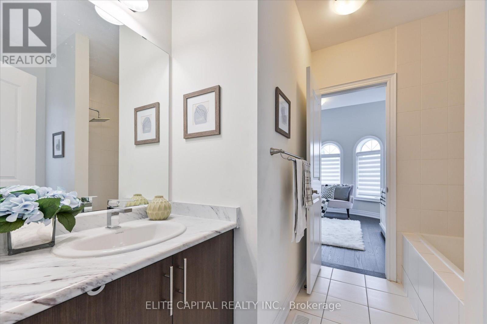 33 Straw Cutter Gate, Vaughan, ON - Indoor Photo Showing Bathroom