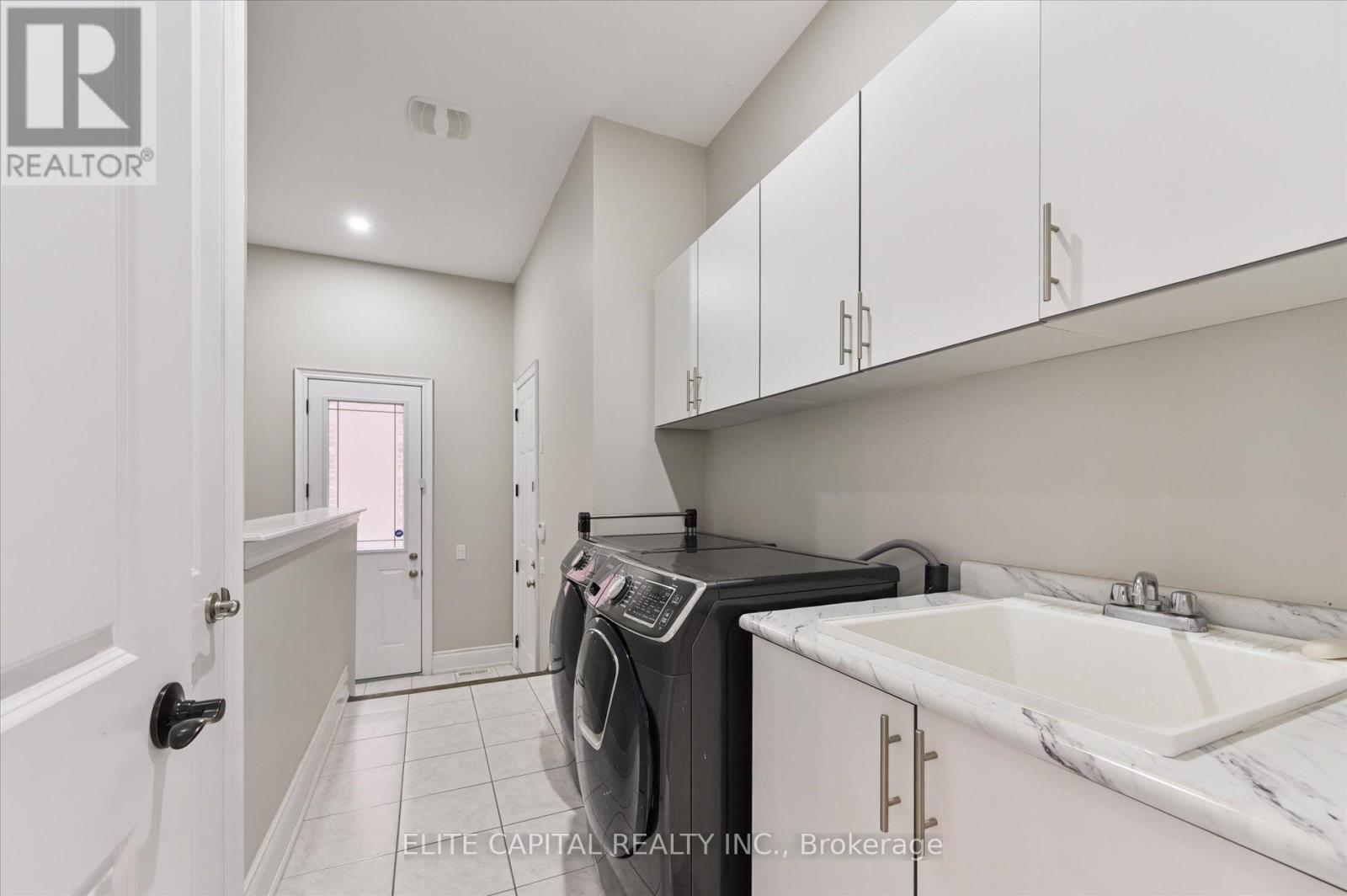 33 Straw Cutter Gate, Vaughan, ON - Indoor Photo Showing Laundry Room