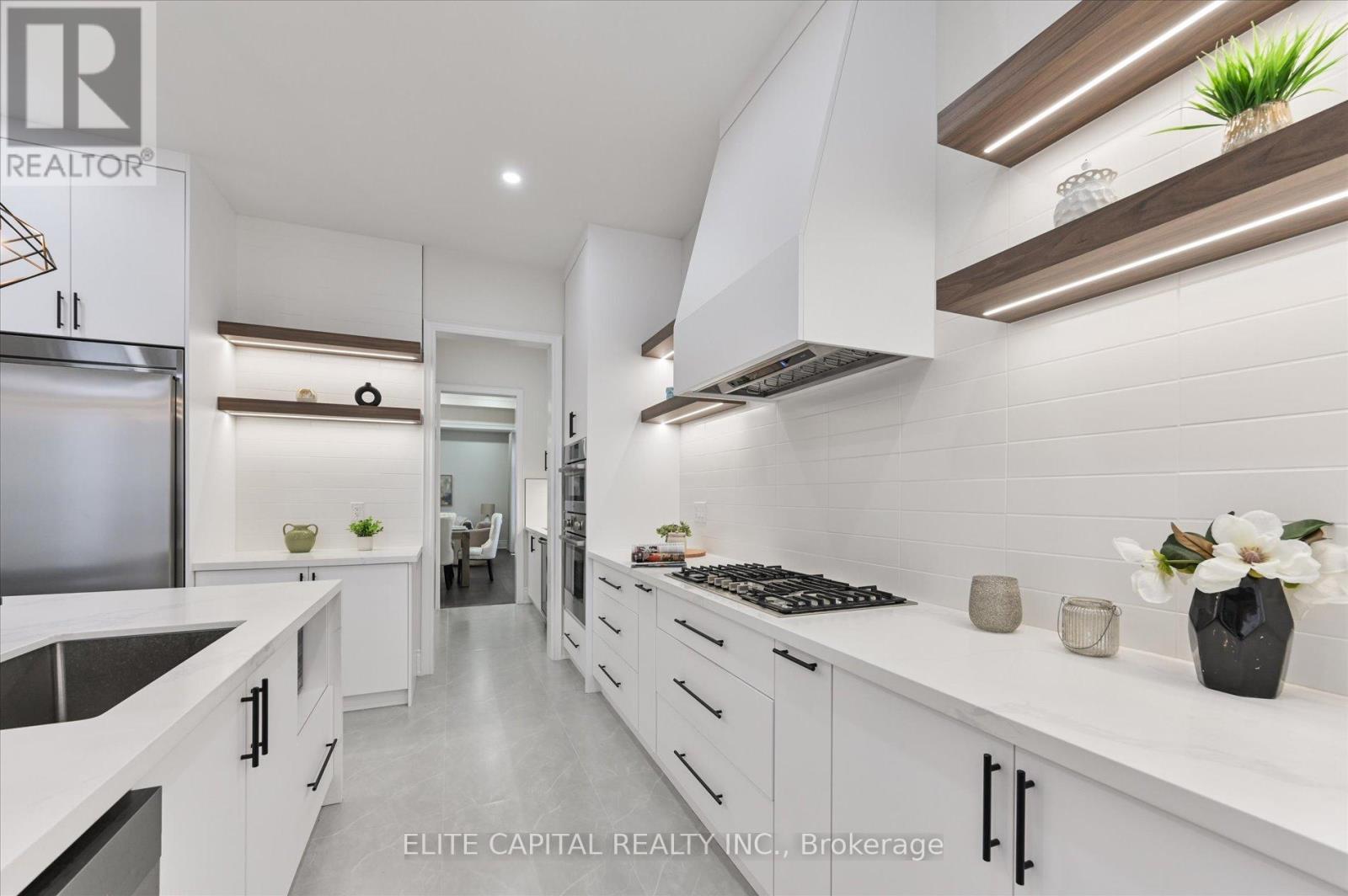 33 Straw Cutter Gate, Vaughan, ON - Indoor Photo Showing Kitchen With Upgraded Kitchen