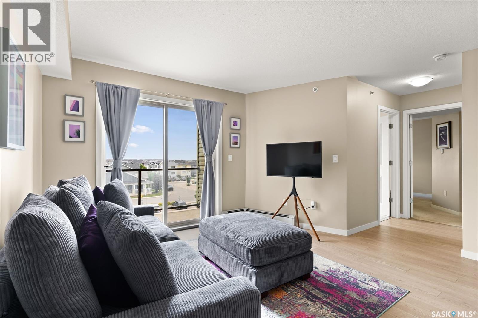1404 5500 Mitchinson Way, Regina, SK - Indoor Photo Showing Living Room