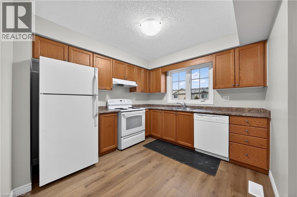 155 Highland Crescent Unit# D18, Kitchener, ON - Indoor Photo Showing Kitchen