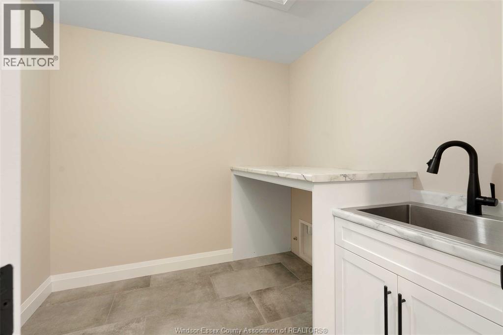 120 Bloomington, Chatham, ON - Indoor