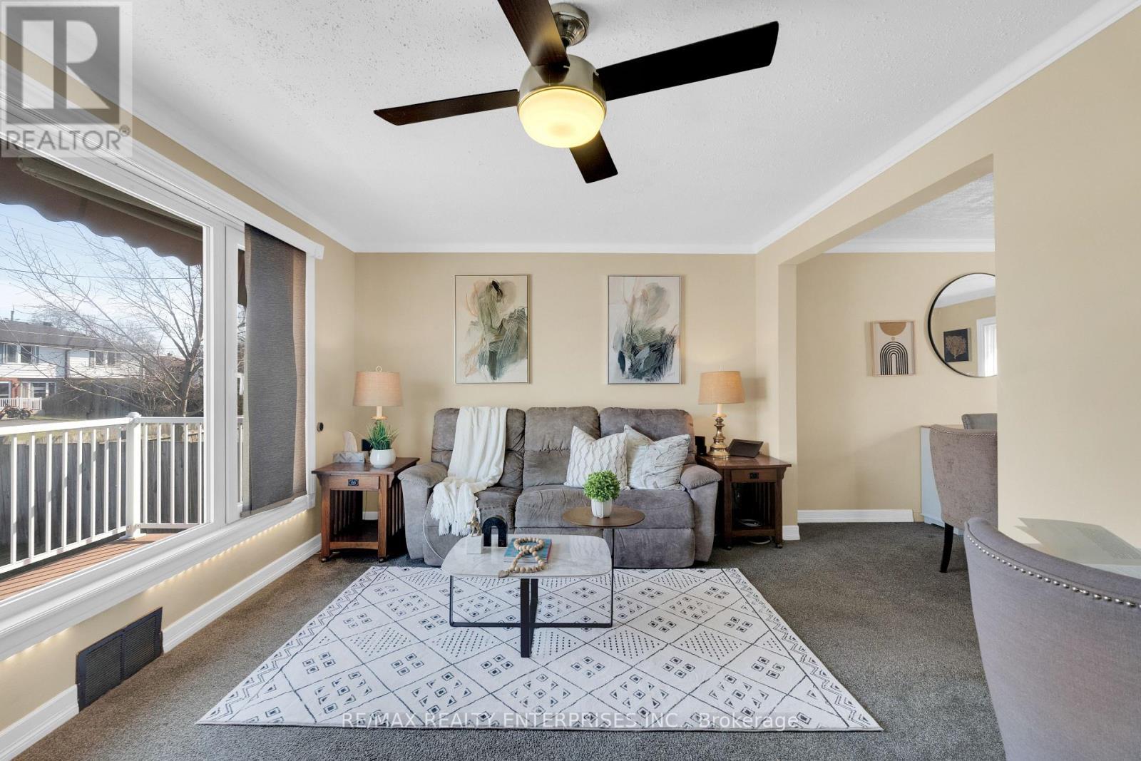 951 Atwater Avenue, Mississauga, ON - Indoor Photo Showing Living Room