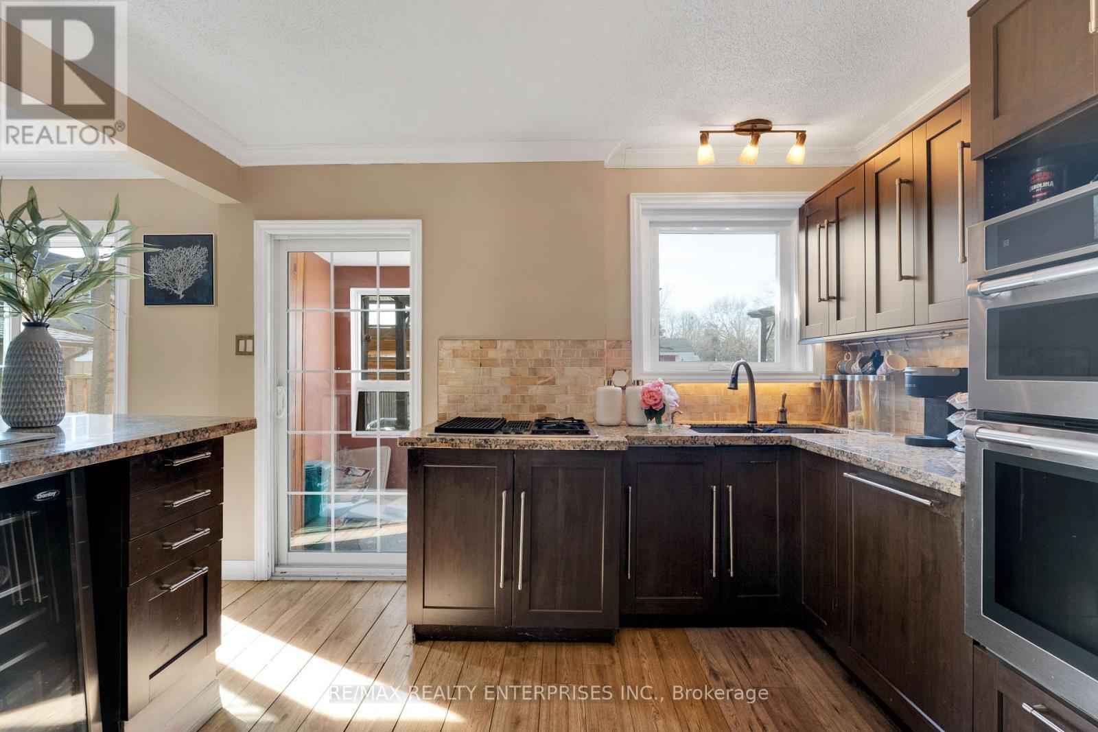 951 Atwater Avenue, Mississauga, ON - Indoor Photo Showing Kitchen With Upgraded Kitchen