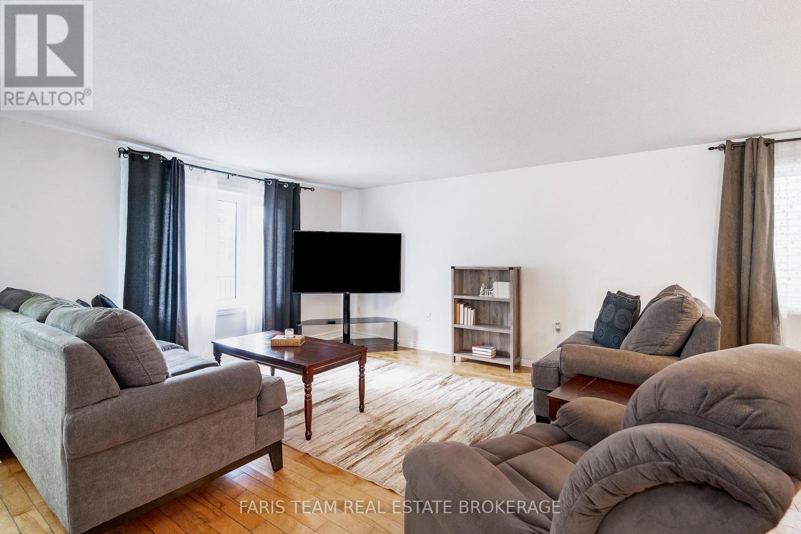 24 Laurie Crescent, Barrie, ON - Indoor Photo Showing Living Room