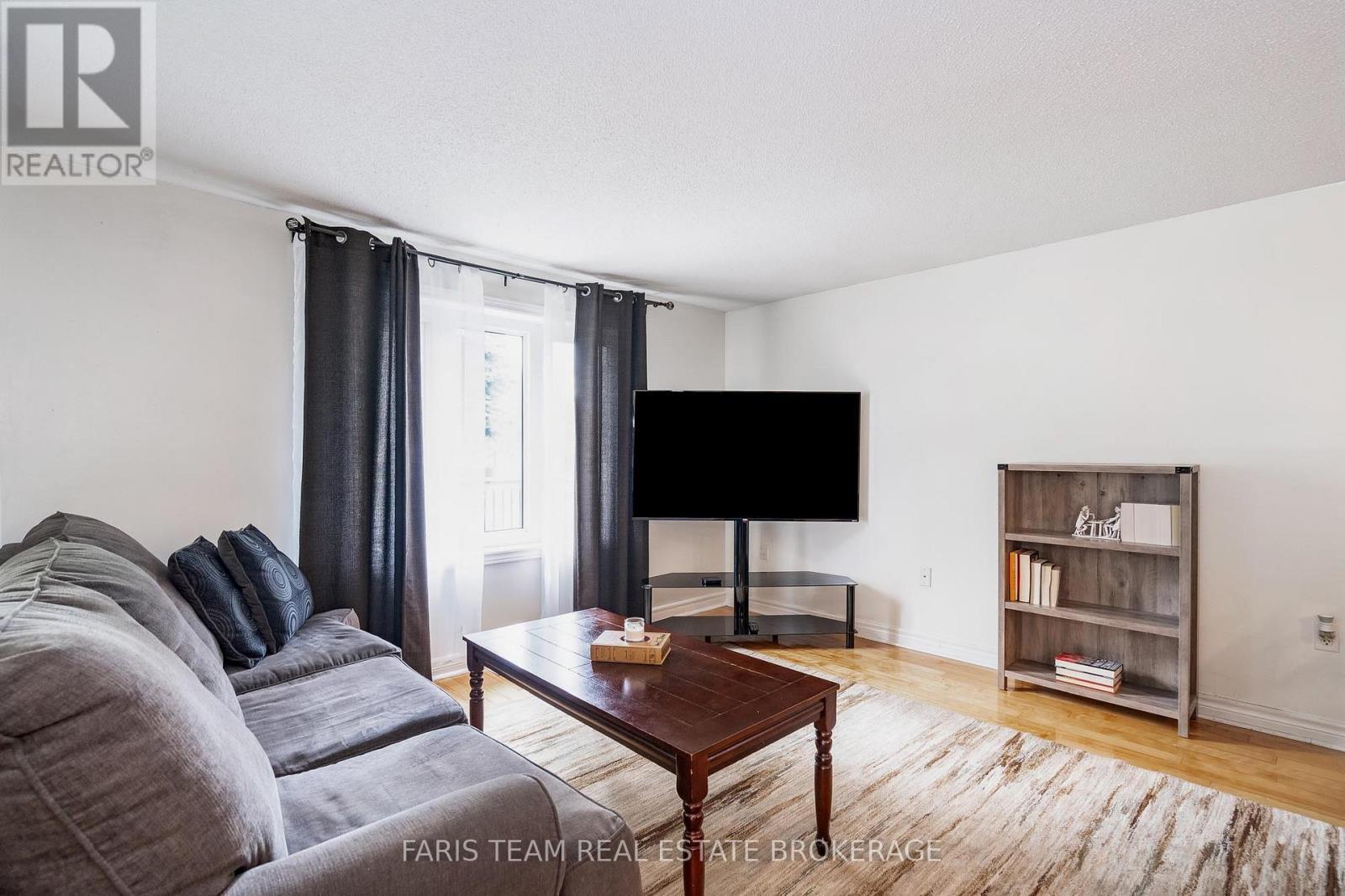 24 Laurie Crescent, Barrie, ON - Indoor Photo Showing Living Room