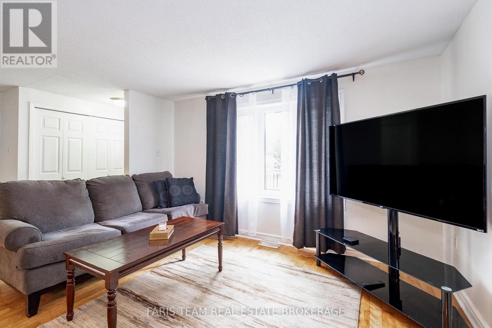 24 Laurie Crescent, Barrie, ON - Indoor Photo Showing Living Room