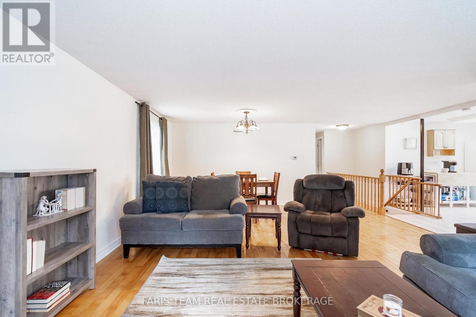 24 Laurie Crescent, Barrie, ON - Indoor Photo Showing Living Room