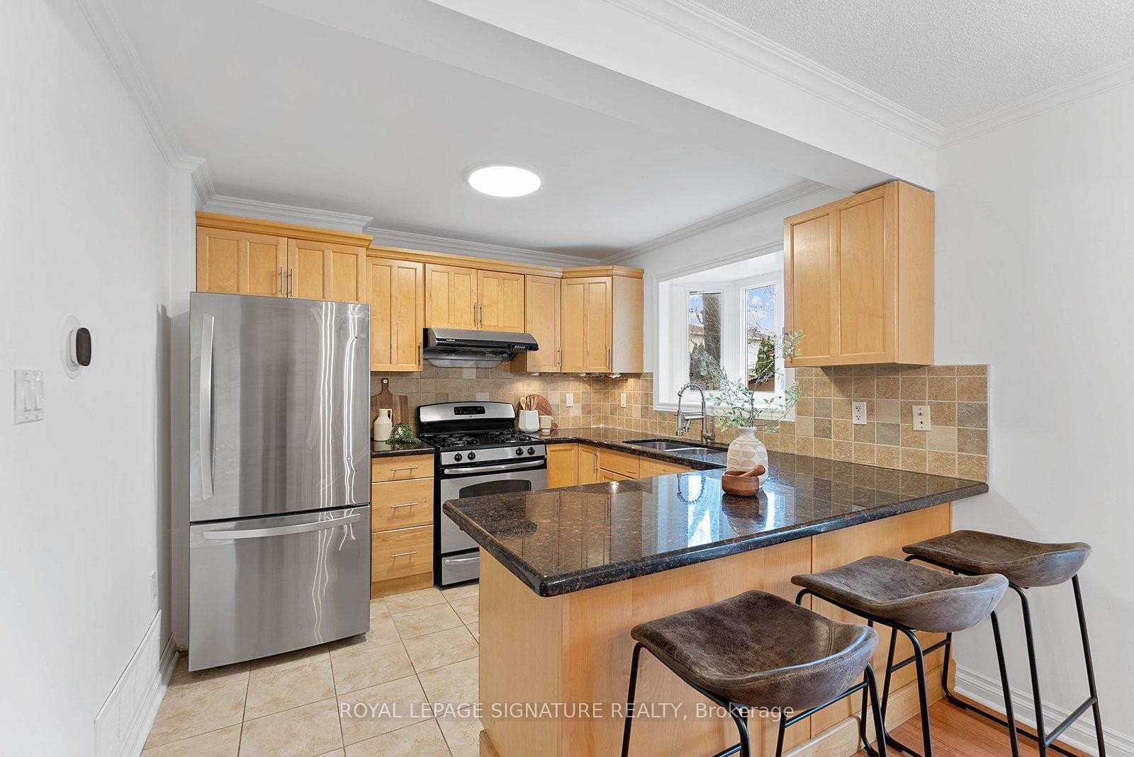 4046 Tea Garden Circle, Mississauga, ON - Indoor Photo Showing Kitchen With Double Sink