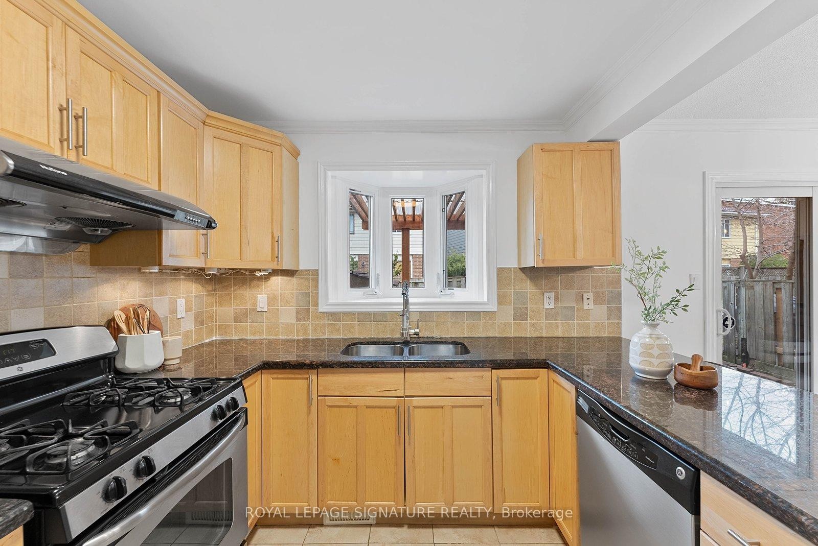 4046 Tea Garden Circle, Mississauga, ON - Indoor Photo Showing Kitchen With Double Sink