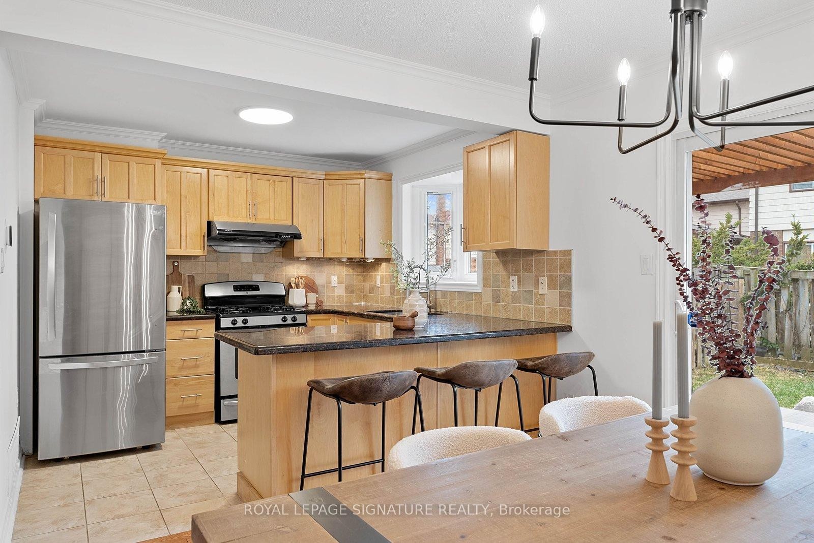 4046 Tea Garden Circle, Mississauga, ON - Indoor Photo Showing Kitchen