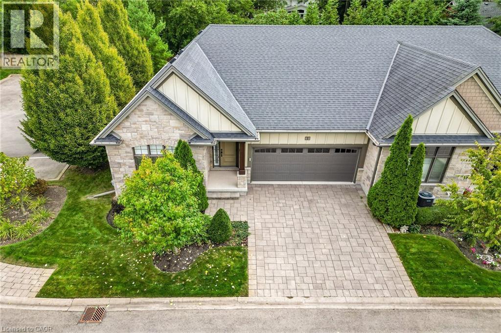 Welcome home to this beautiful end unit townhome - 1 Cedar Drive, St. Davids, ON - Outdoor