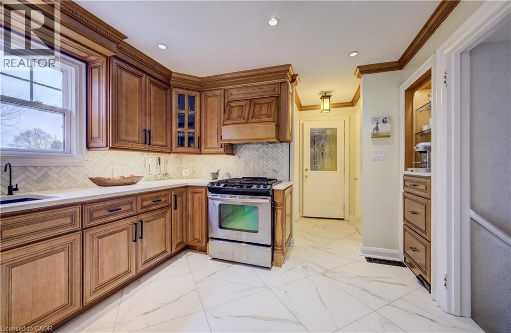 27 Lowrey Avenue S, Cambridge, ON - Indoor Photo Showing Kitchen