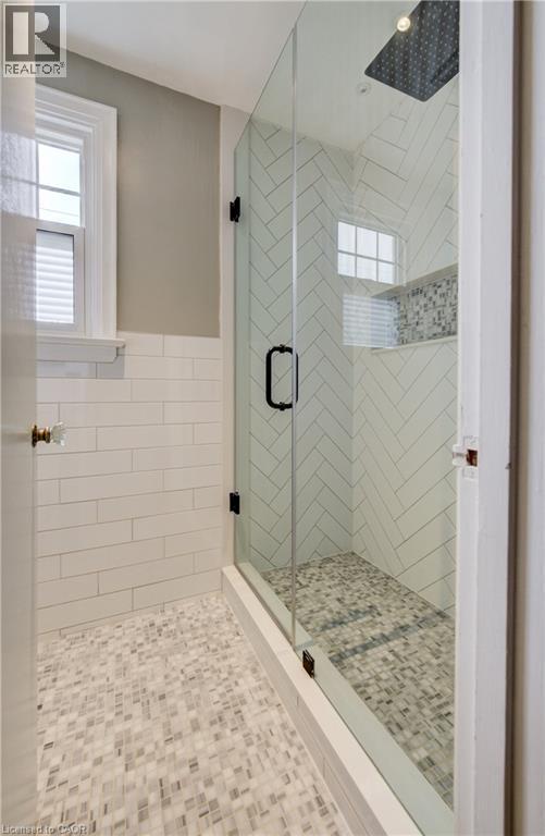 Primary bedroom ensuite - 27 Lowrey Avenue S, Cambridge, ON - Indoor Photo Showing Bathroom