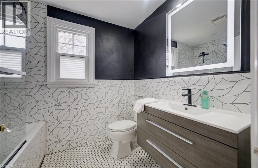27 Lowrey Avenue S, Cambridge, ON - Indoor Photo Showing Bathroom
