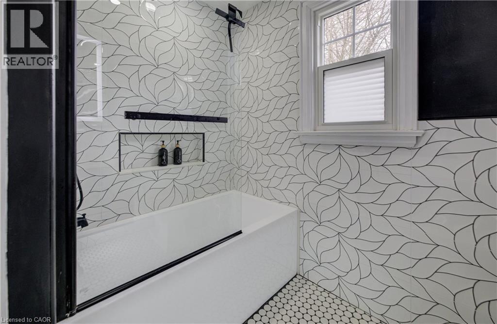 27 Lowrey Avenue S, Cambridge, ON - Indoor