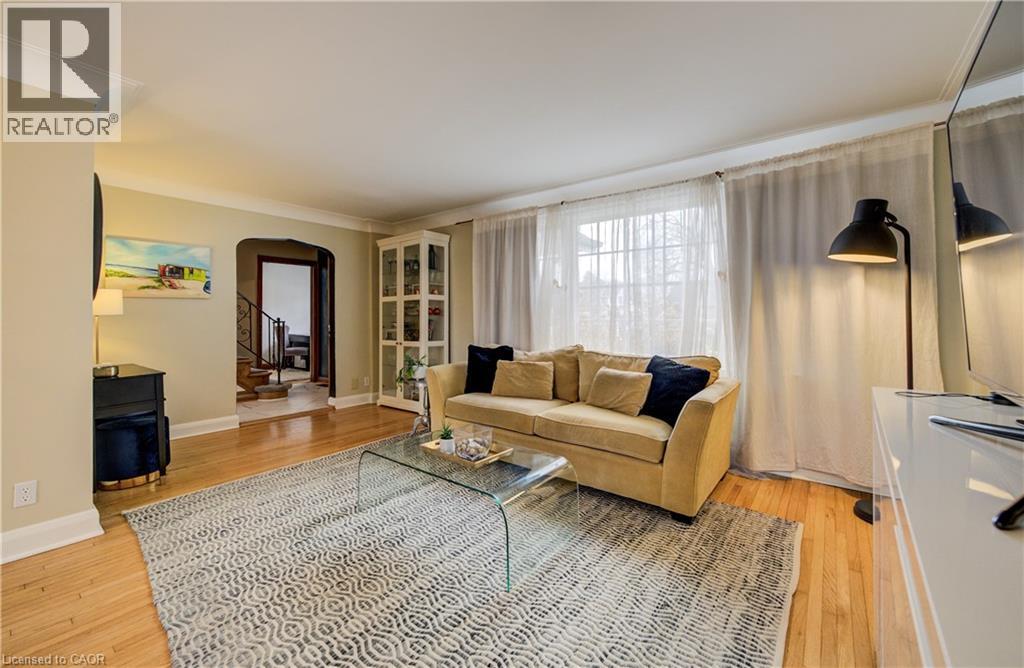 27 Lowrey Avenue S, Cambridge, ON - Indoor Photo Showing Living Room
