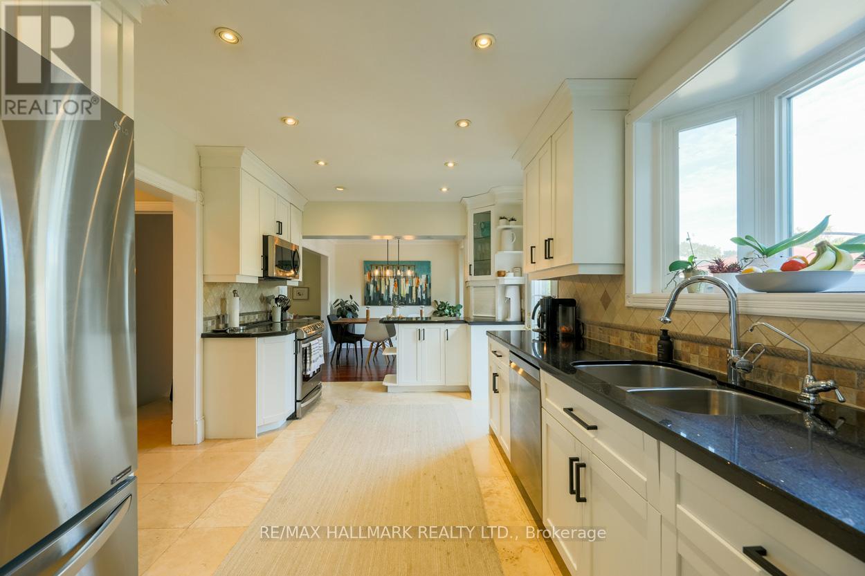 2429 Cliff Road, Mississauga, ON - Indoor Photo Showing Kitchen With Double Sink With Upgraded Kitchen