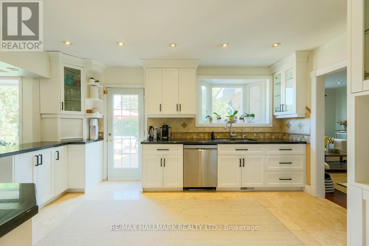 2429 Cliff Road, Mississauga, ON - Indoor Photo Showing Kitchen With Upgraded Kitchen