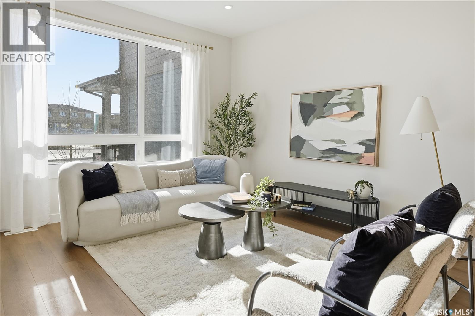18 Taskamanwa Terrace, Saskatoon, SK - Indoor Photo Showing Living Room