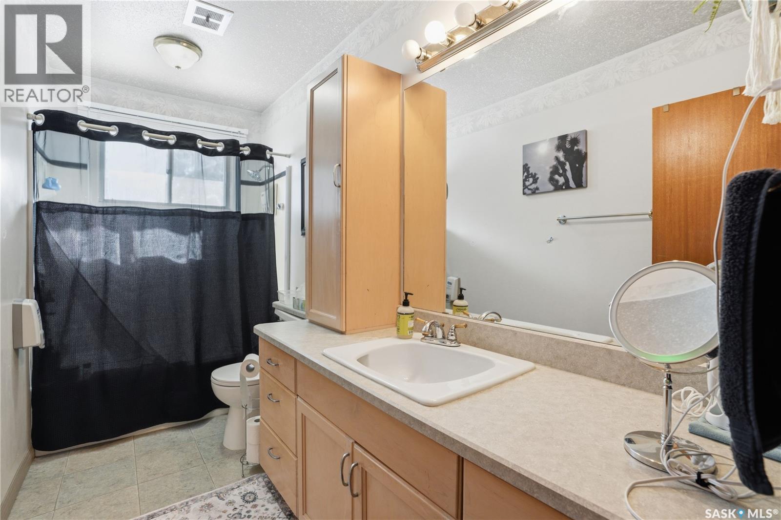 3A & 3B Bateman Crescent, Saskatoon, SK - Indoor Photo Showing Bathroom