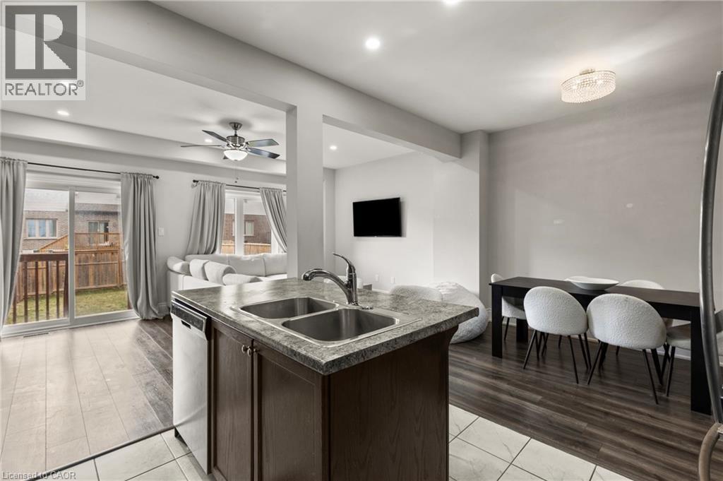 51 Sunset Way, Thorold, ON - Indoor Photo Showing Kitchen With Double Sink