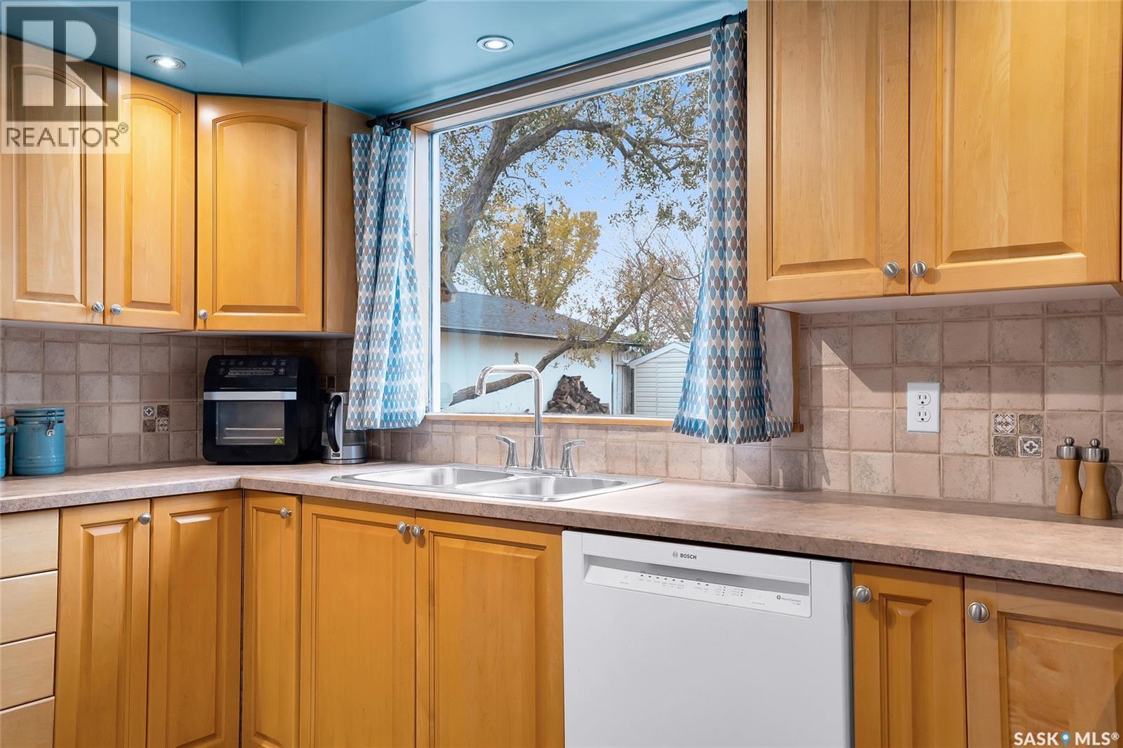 258 Assiniboine Drive, Saskatoon, SK - Indoor Photo Showing Kitchen With Double Sink