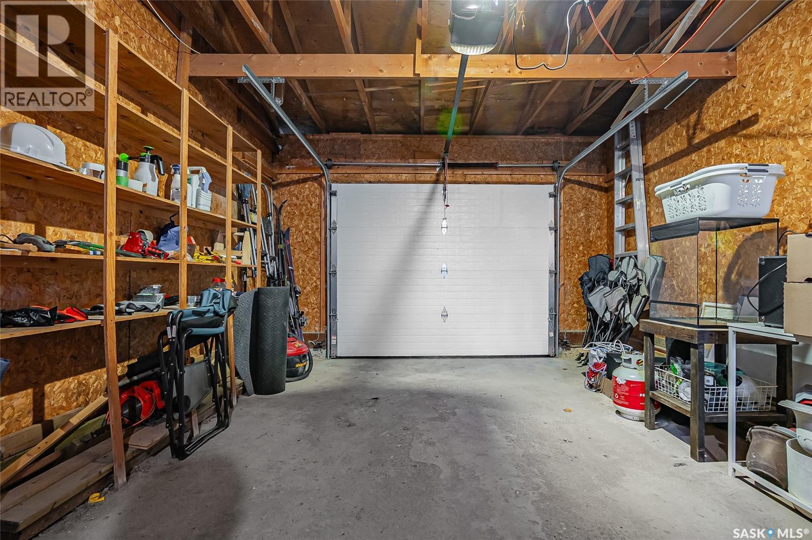 258 Assiniboine Drive, Saskatoon, SK - Indoor Photo Showing Garage