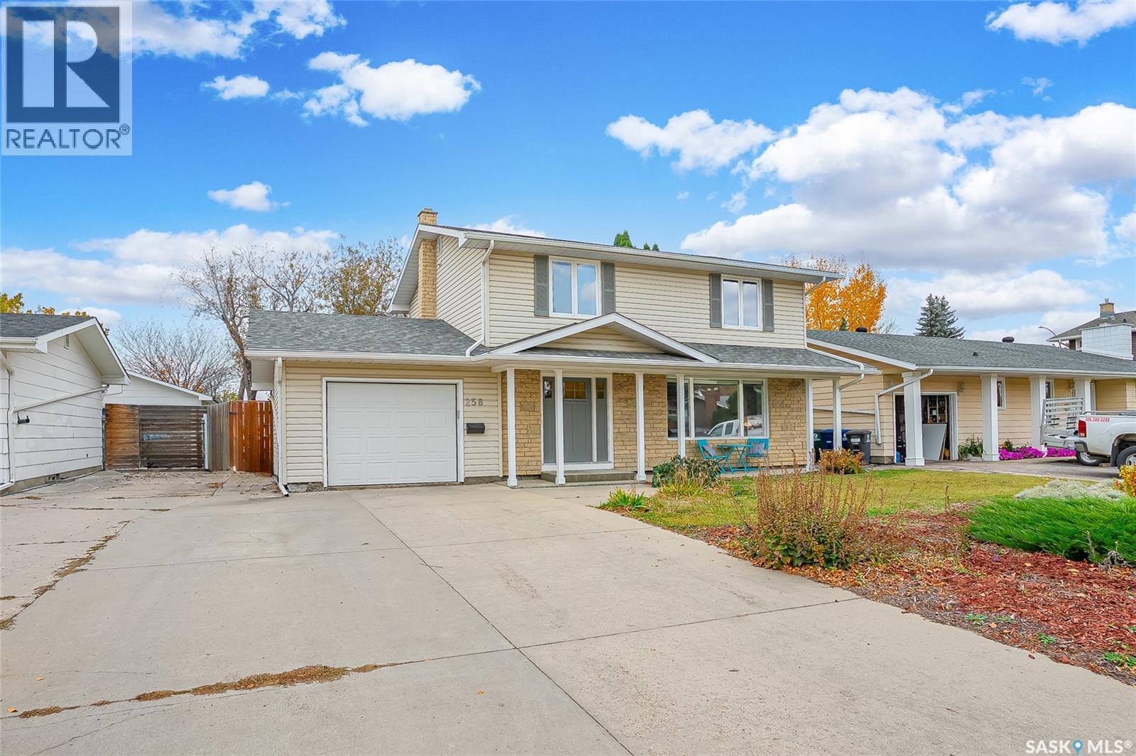258 Assiniboine Drive, Saskatoon, SK - Outdoor With Deck Patio Veranda With Facade