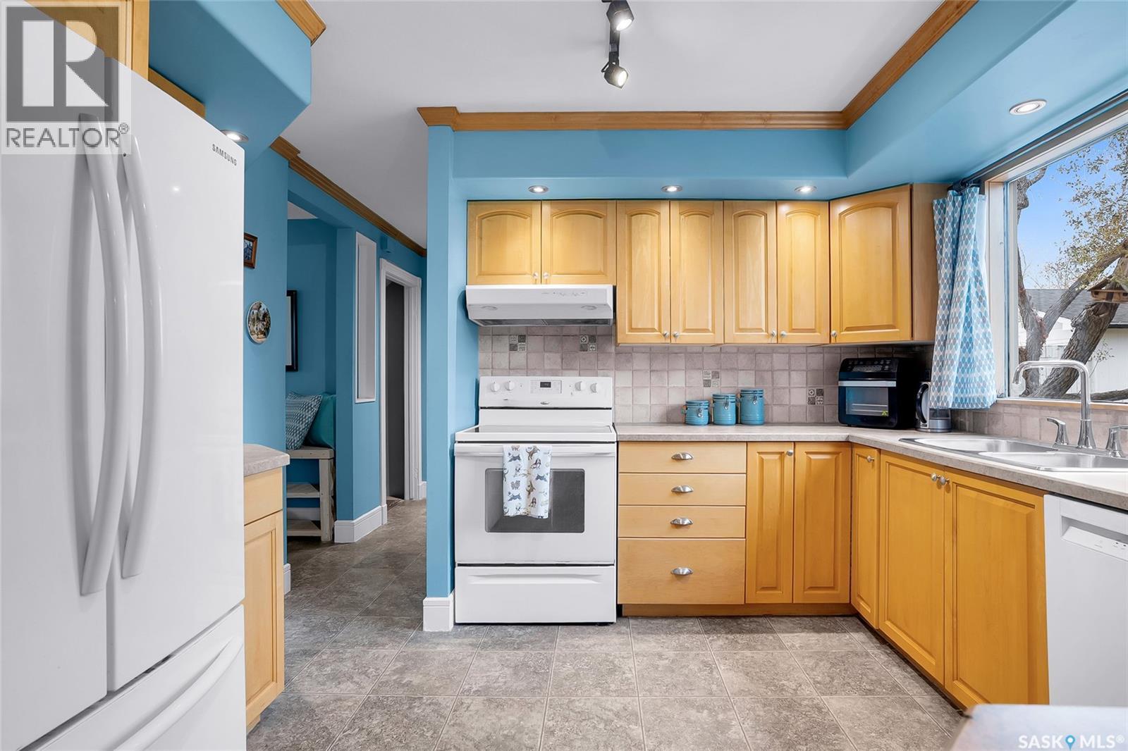 258 Assiniboine Drive, Saskatoon, SK - Indoor Photo Showing Kitchen With Double Sink