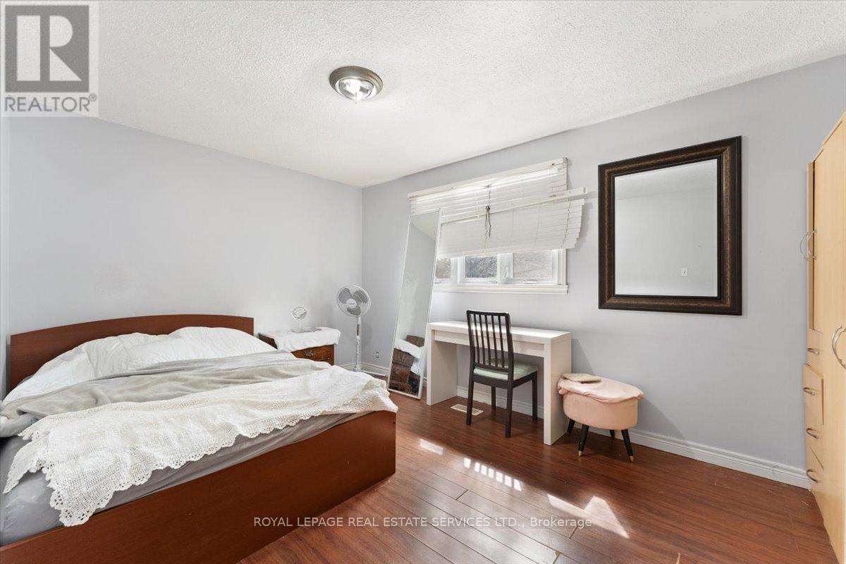 57 Elora Drive, Hamilton, ON - Indoor Photo Showing Bedroom