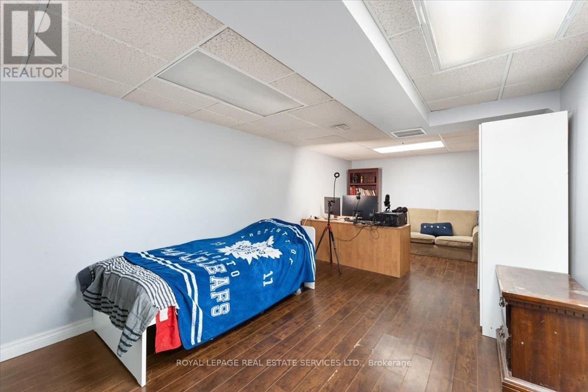 57 Elora Drive, Hamilton, ON - Indoor Photo Showing Bedroom