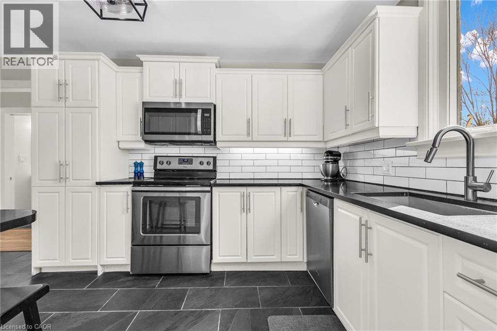 9 Dunbar Road S, Waterloo, ON - Indoor Photo Showing Kitchen With Upgraded Kitchen
