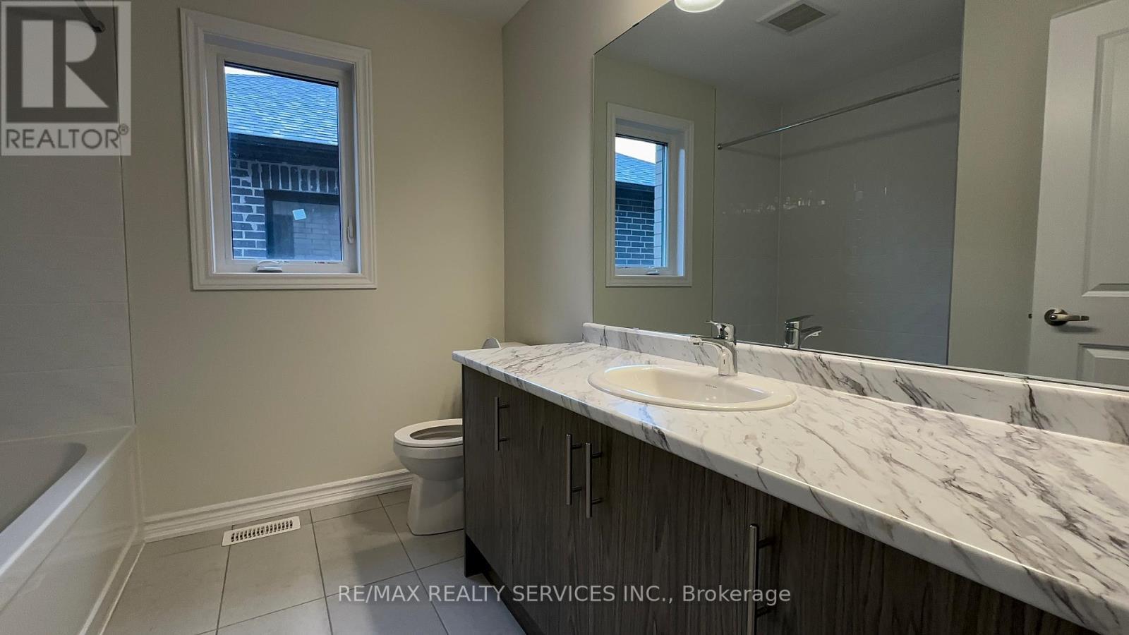 10 Molnar Crescent, Brant, ON - Indoor Photo Showing Bathroom
