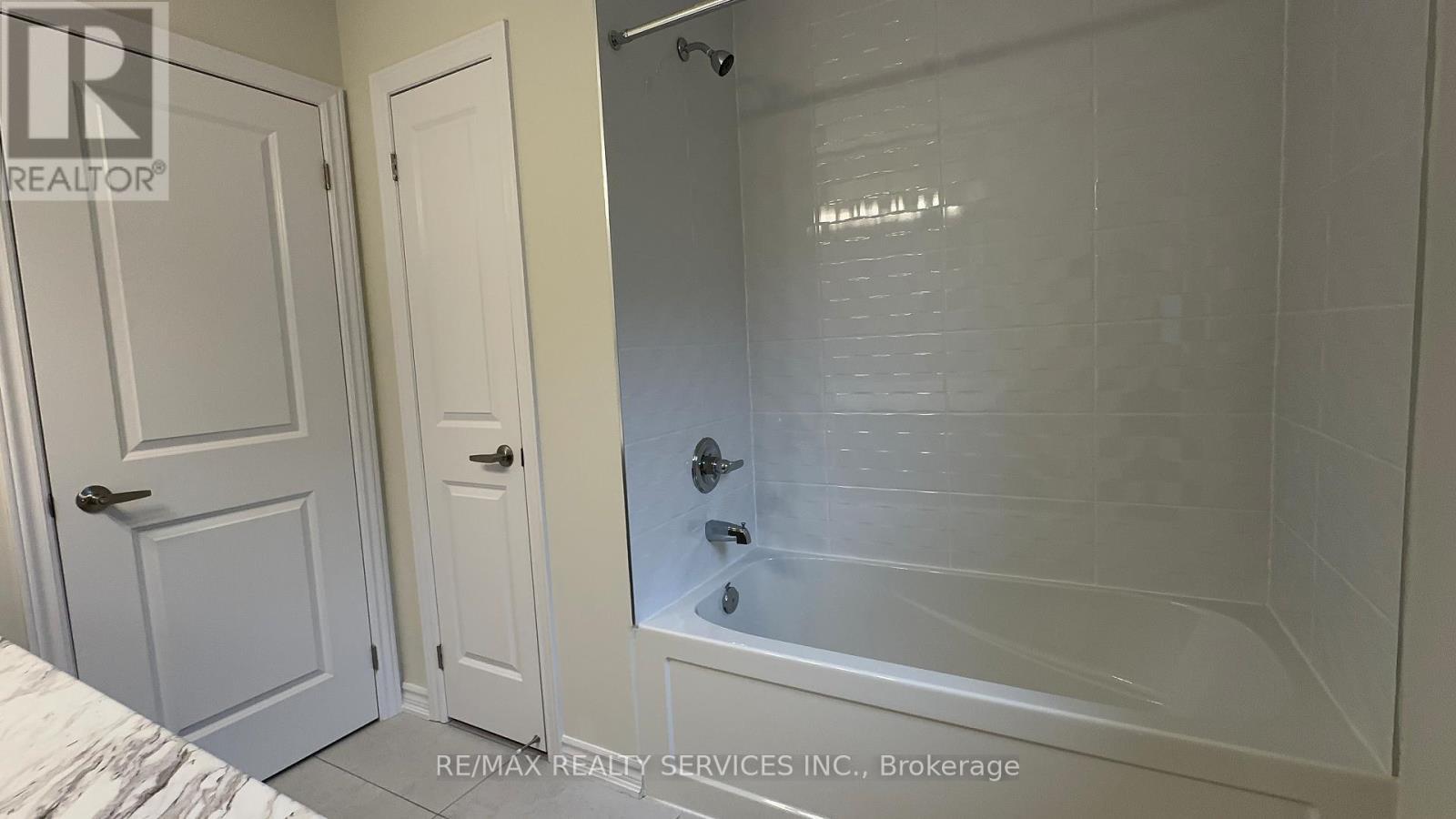 10 Molnar Crescent, Brant, ON - Indoor Photo Showing Bathroom
