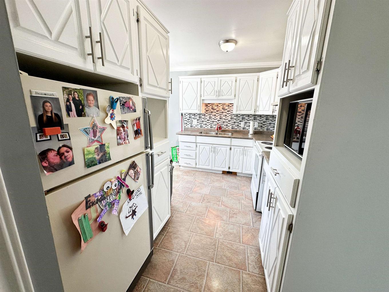 6 Pine Crescent, Red Lake, ON - Indoor Photo Showing Kitchen
