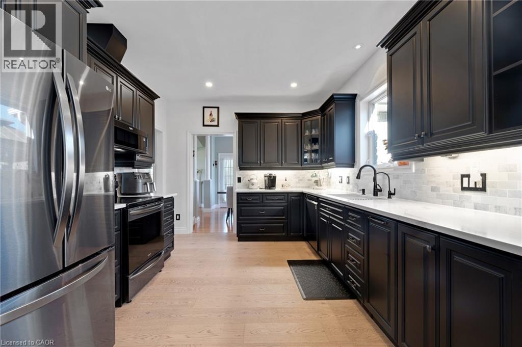 1295 Sheffield Road, Cambridge, ON - Indoor Photo Showing Kitchen With Upgraded Kitchen