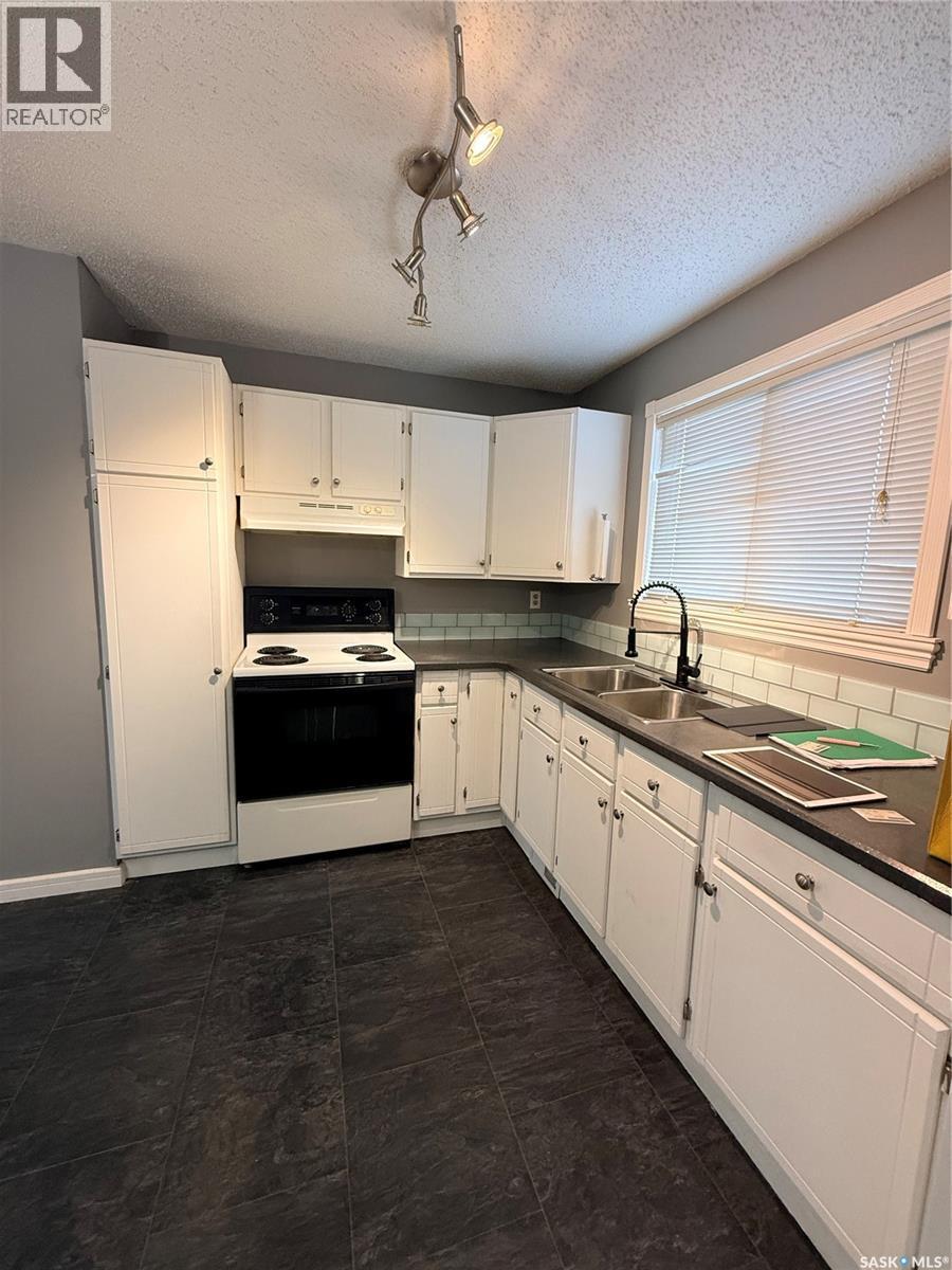 3214 33Rd Street W, Saskatoon, SK - Indoor Photo Showing Kitchen With Double Sink