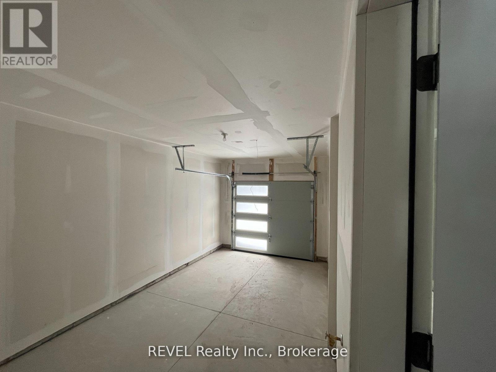16 Keystone Trail, Welland (Lincoln/Crowland), ON - Indoor Photo Showing Garage