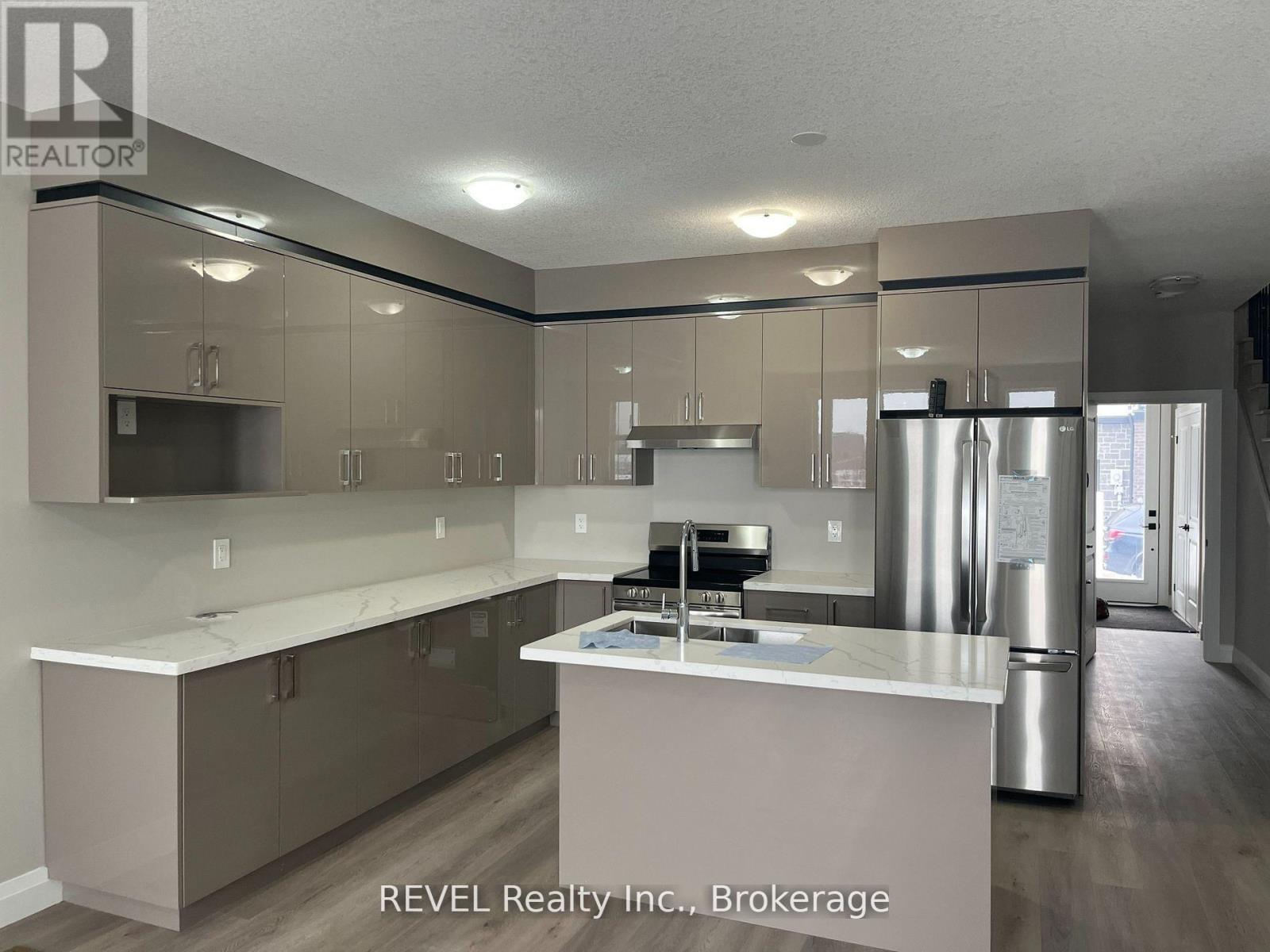 16 Keystone Trail, Welland (Lincoln/Crowland), ON - Indoor Photo Showing Kitchen With Stainless Steel Kitchen With Double Sink With Upgraded Kitchen