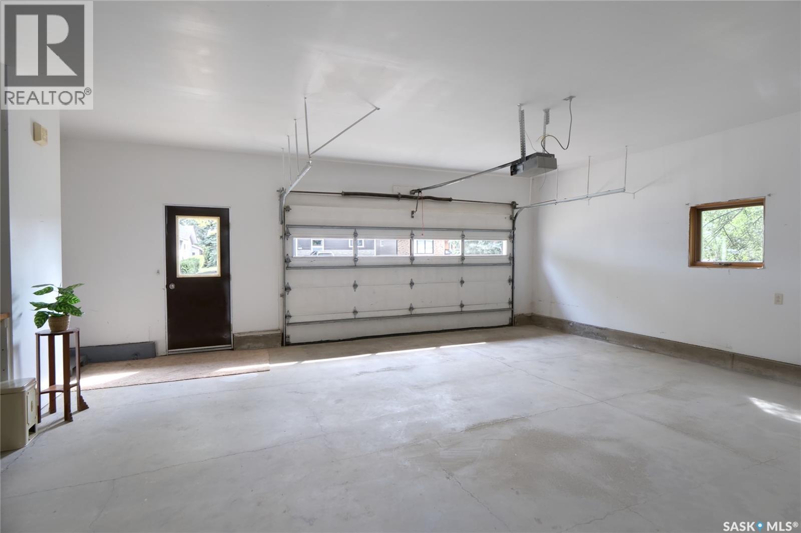 1008 Parklane Drive, Assiniboia, SK - Indoor Photo Showing Garage