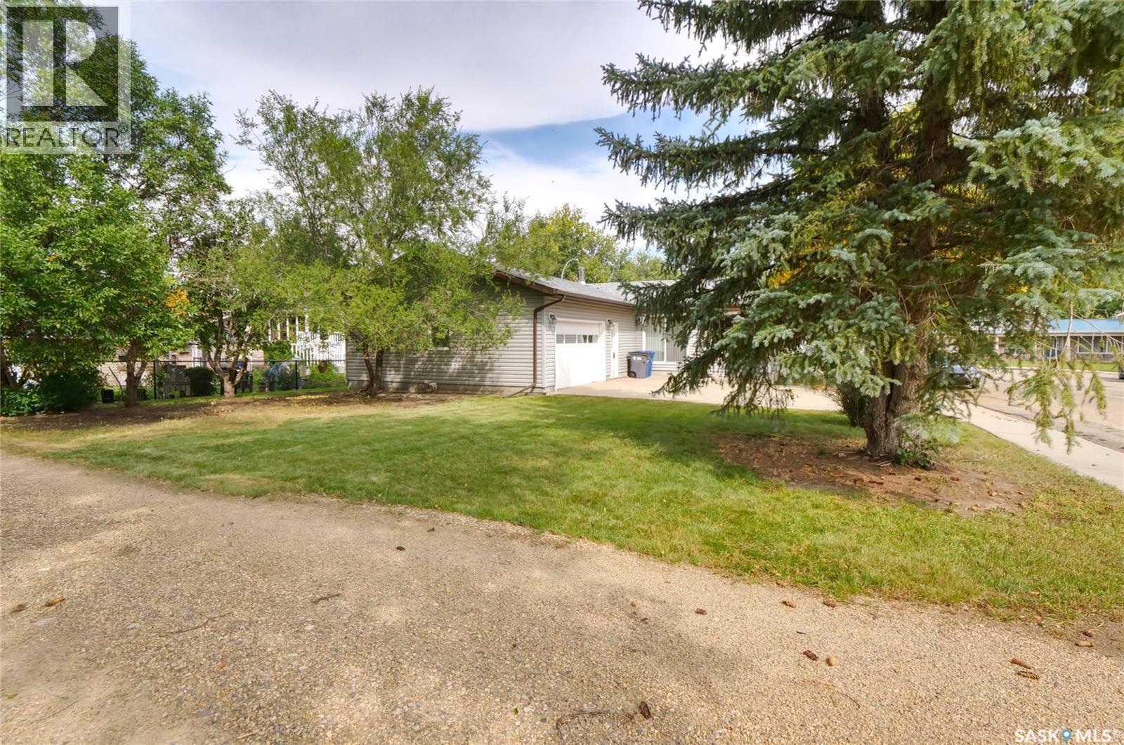 1008 Parklane Drive, Assiniboia, SK - Outdoor