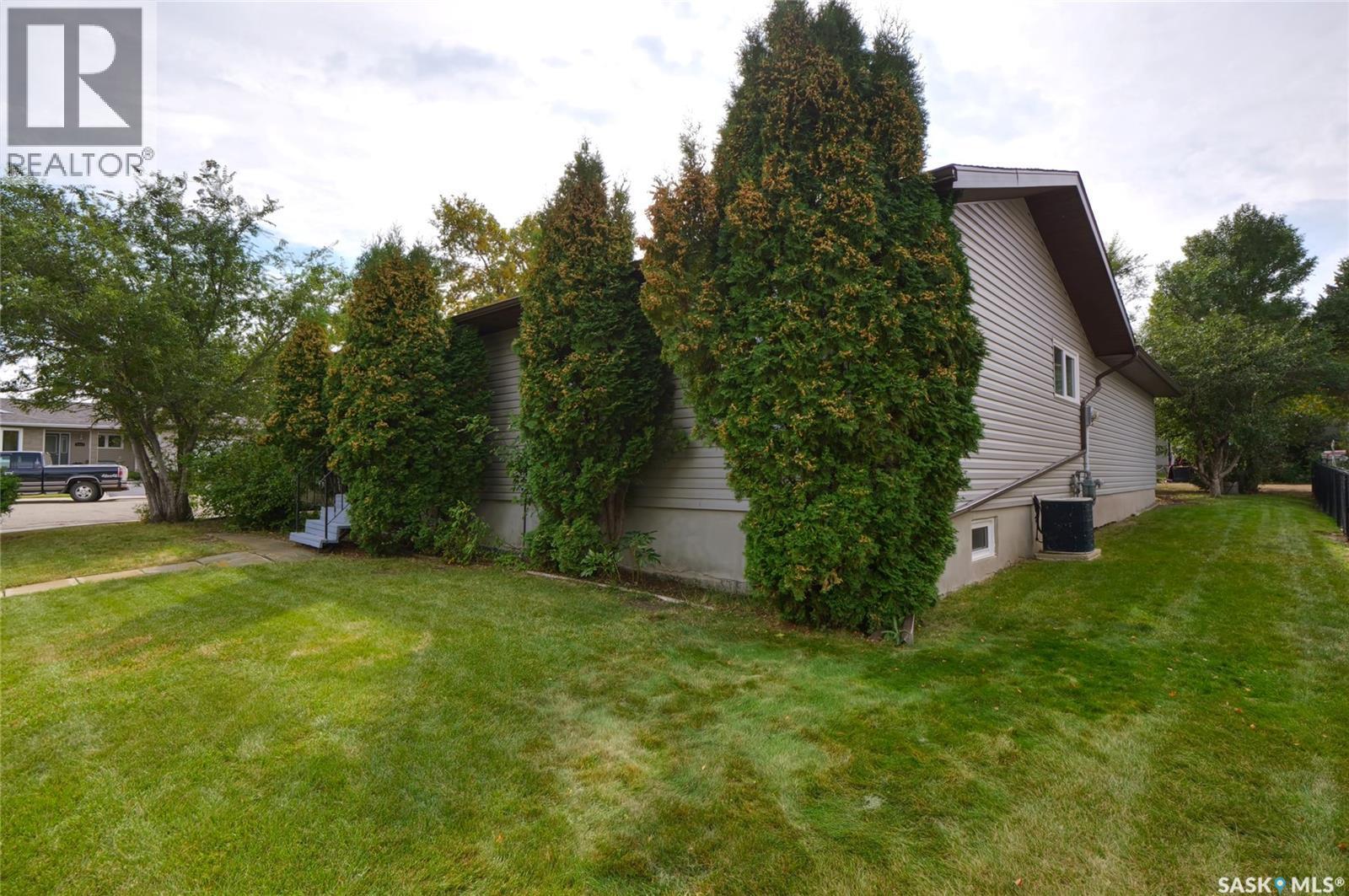 1008 Parklane Drive, Assiniboia, SK - Outdoor