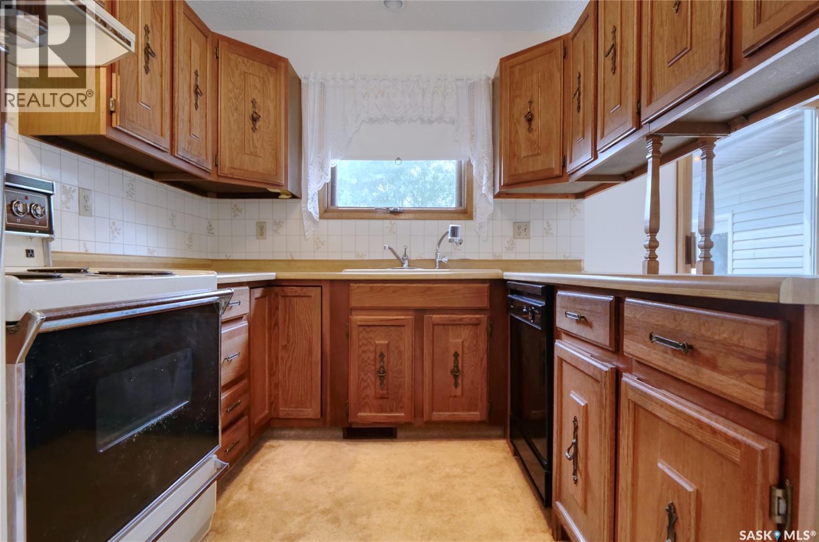 1008 Parklane Drive, Assiniboia, SK - Indoor Photo Showing Kitchen