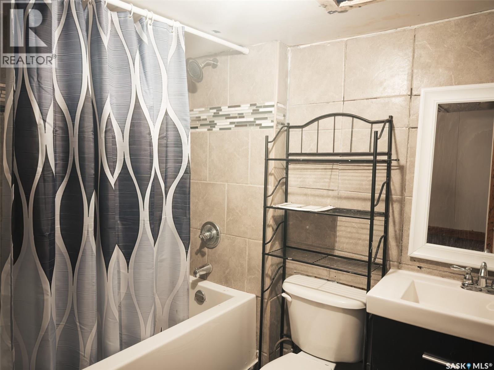 2905 Preston Avenue S, Saskatoon, SK - Indoor Photo Showing Bathroom