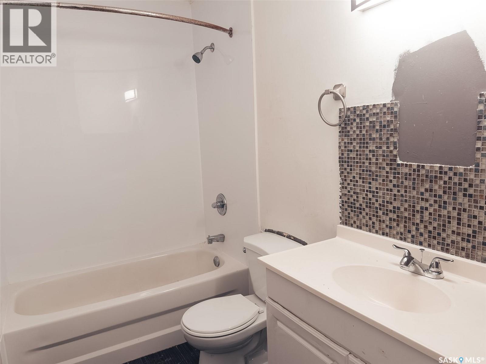 2905 Preston Avenue S, Saskatoon, SK - Indoor Photo Showing Bathroom
