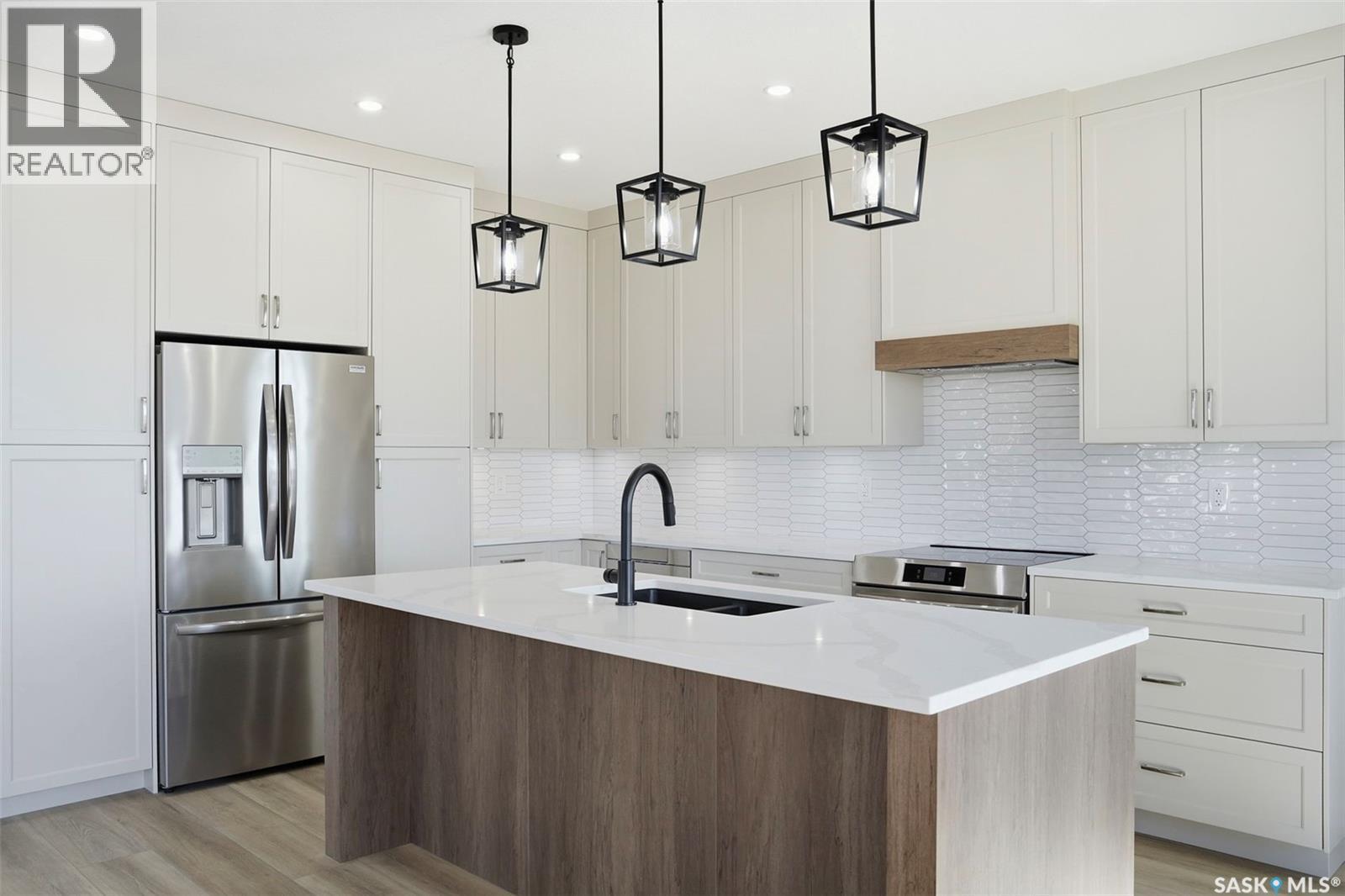 435 Sharma Crescent, Saskatoon, SK - Indoor Photo Showing Kitchen With Upgraded Kitchen