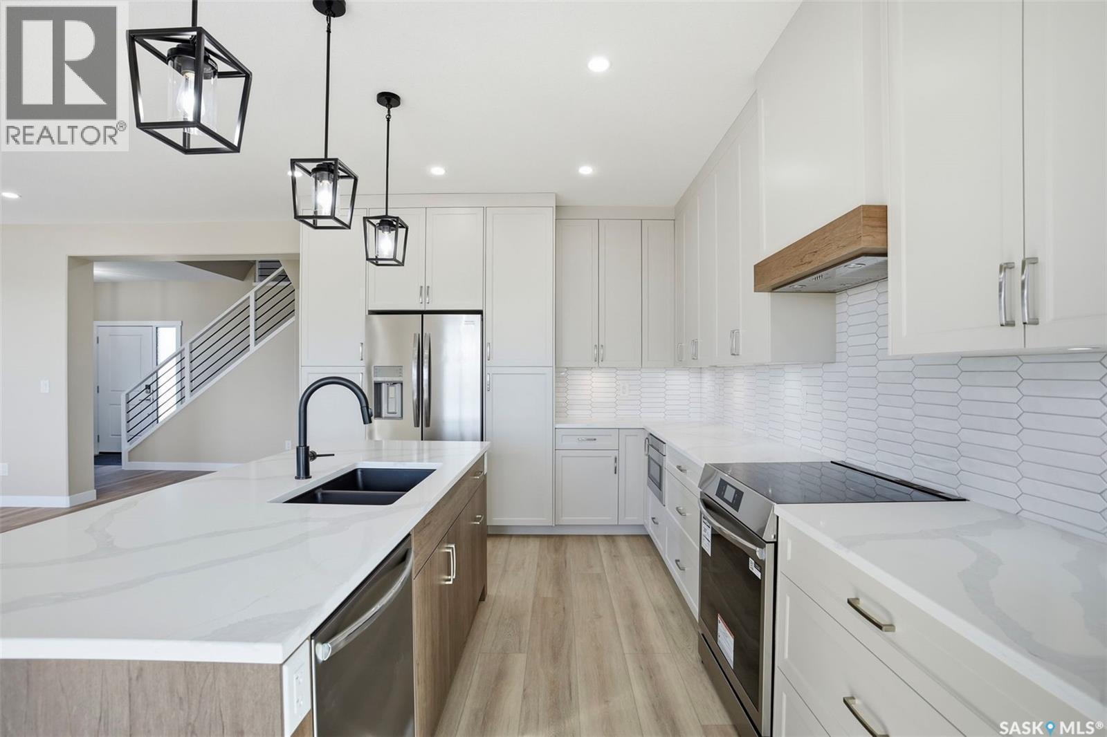 435 Sharma Crescent, Saskatoon, SK - Indoor Photo Showing Kitchen With Double Sink With Upgraded Kitchen