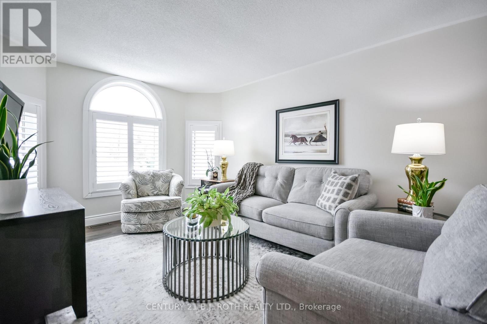 Bright & spacious living room. - 91 Benson Drive, Barrie, ON - Indoor Photo Showing Living Room