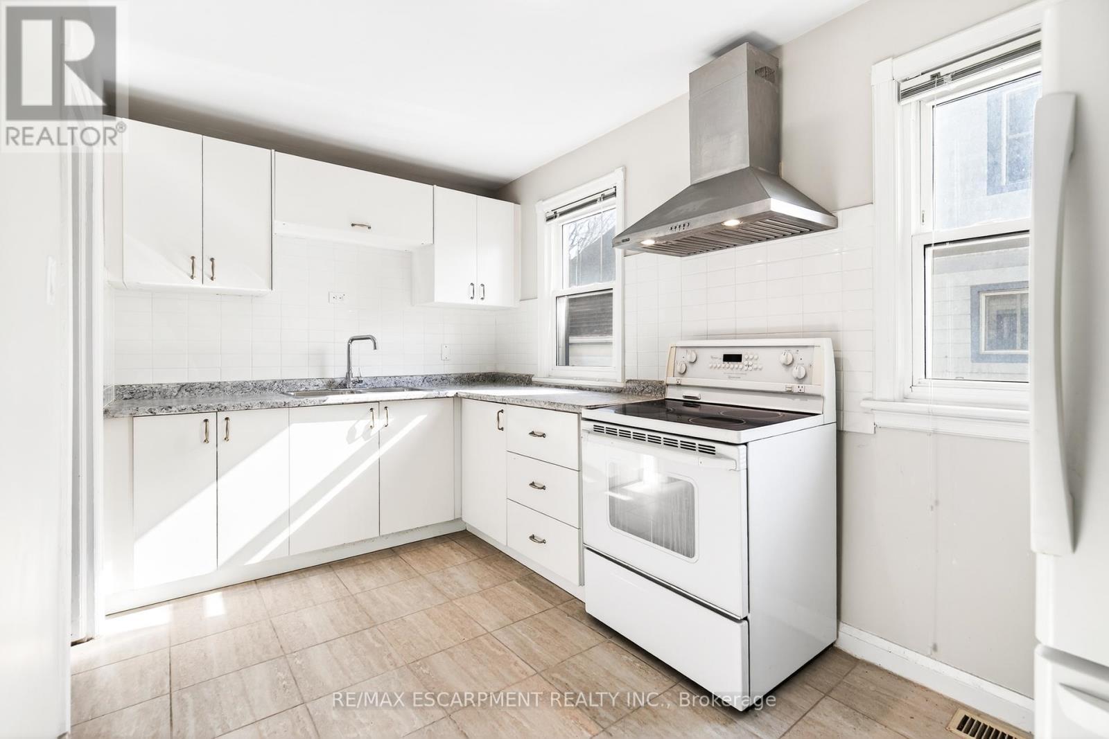 269 Queensdale Avenue E, Hamilton, ON - Indoor Photo Showing Kitchen